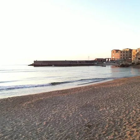 Villa With Access To The Beach Lascari